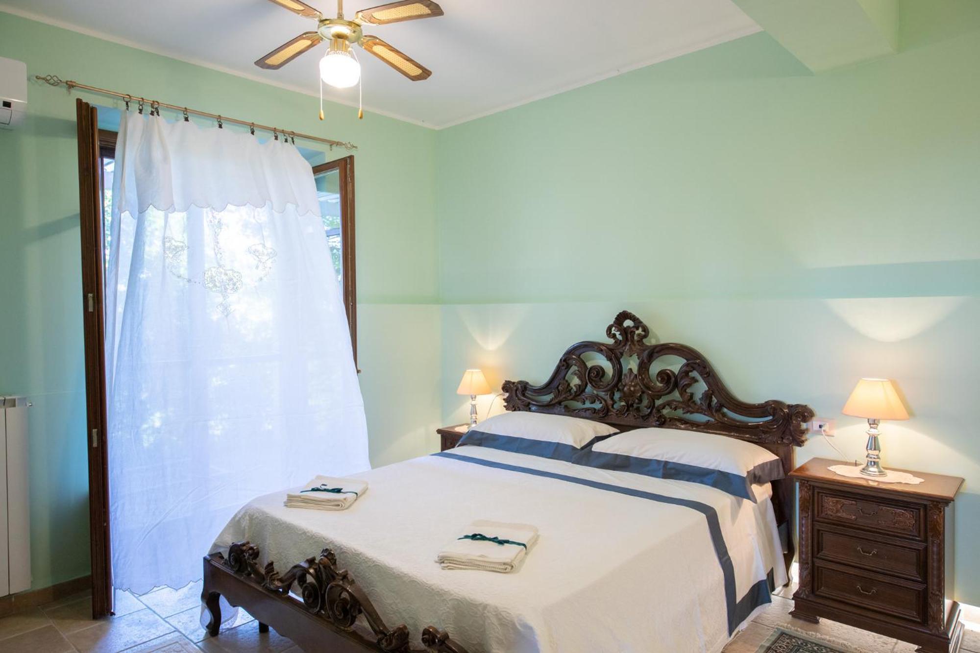 Agriturismo Isola Dei Calanchi - Guest House Атри Екстериор снимка