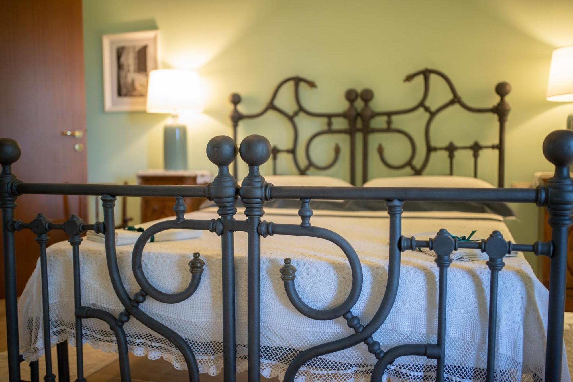 Agriturismo Isola Dei Calanchi - Guest House Атри Екстериор снимка